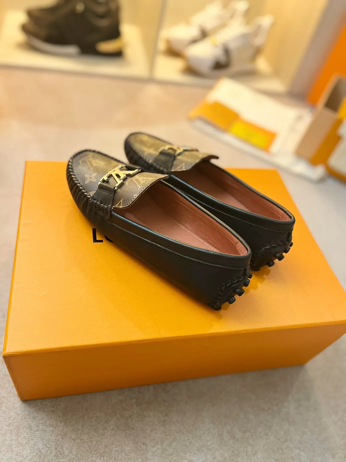 p460💰Couple model❤️🇫🇷 𝙇𝙤𝙪𝙞𝙨 𝙑𝙪𝙞𝙩𝙩𝙤𝙣 🇫🇷Louis Vuitton 2023 Classic𝓛𝓿 𝓣𝓻𝓪𝓲𝓷𝓮𝓻 Sports Series ➪➪➪¯ [Arizona Doudou Shoes Series] ▪️▪️▪️Arizona slip-on shoes are made of Monogram Eclipse canvas. Its hand-painted and dyed edges and hand-sewn uppers fully demonstrate Louis Vuitton's traditional shoemaking craftsmanship. This slip-on shoe is very lightweight. The integrated tongue and upper make it particularly comfortable and flexible. The soft outsole is equipped with rubber padding. Decorated with matching sash. Detailed features: ☑️Monogram Eclipse canvas ☑️Black Eclipse pattern ☑️Hand-painted shoe edges ☑️Hand-sewn uppers (each pair takes time to process) ☑️Integrated tongue and upper construction ☑️Outsole equipped with rubber lining ☑️size: 35_46